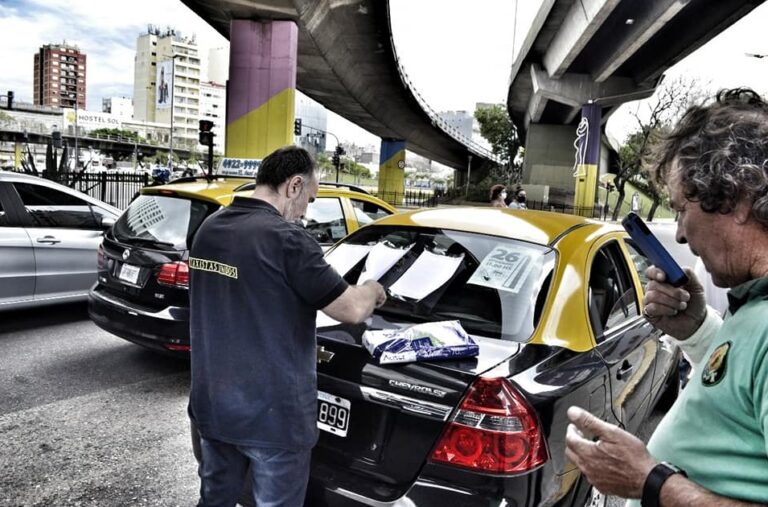 Militantes de Taxistas Unidos en su pegatina diaria.